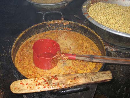 Ngô[-]được[-]chiên[-]bằng[-]mỡ[-]phế[-]thải[-](Ảnh:[-]Phúc[-]Hưng)